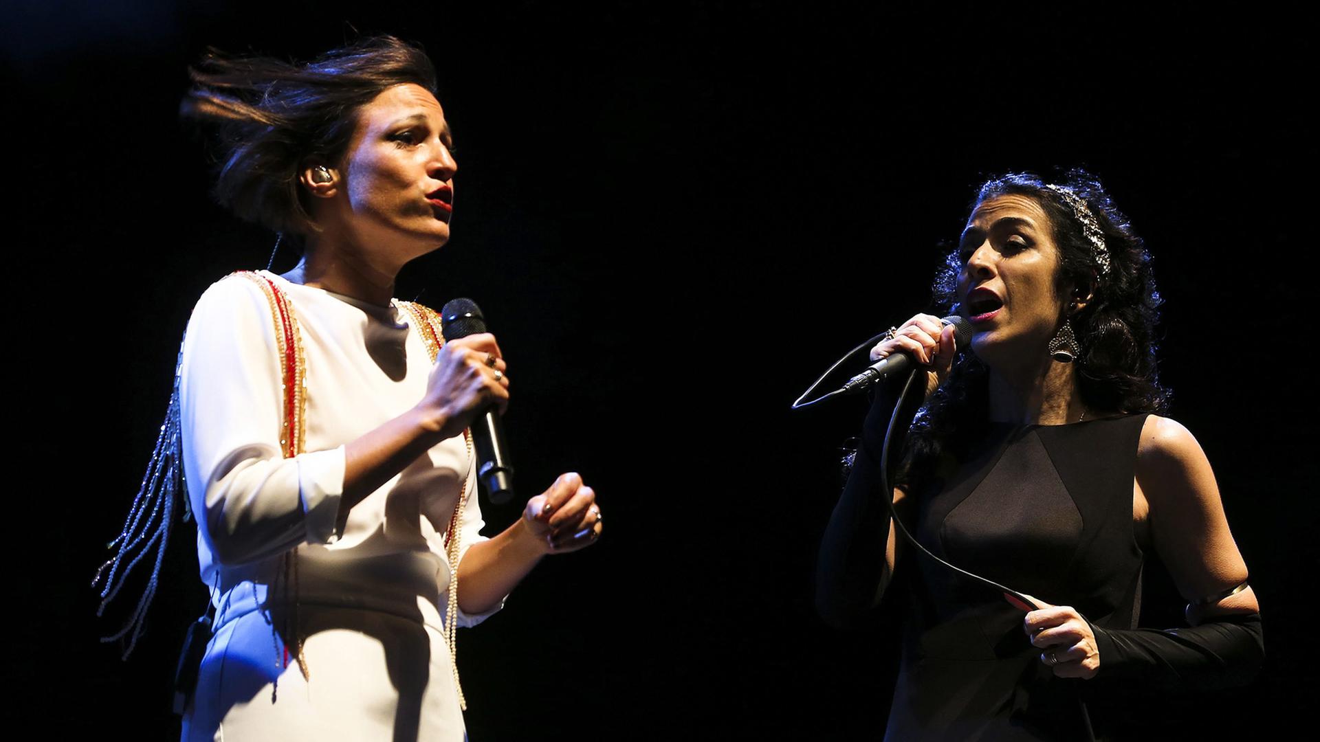 Die portugiesische Fado-Sängerin Carminho (links) und die brasilianische Sängerin Marisa Monte Die portugiesische Fado-Sängerin Carminho (links) und die brasilianische Sängerin Marisa Monte