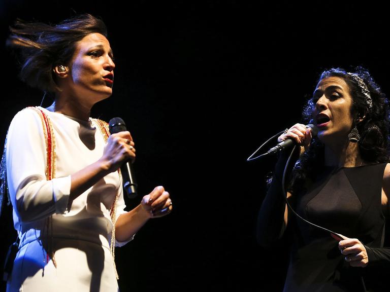 Die portugiesische Fado-Sängerin Carminho (links) und die brasilianische Sängerin Marisa Monte