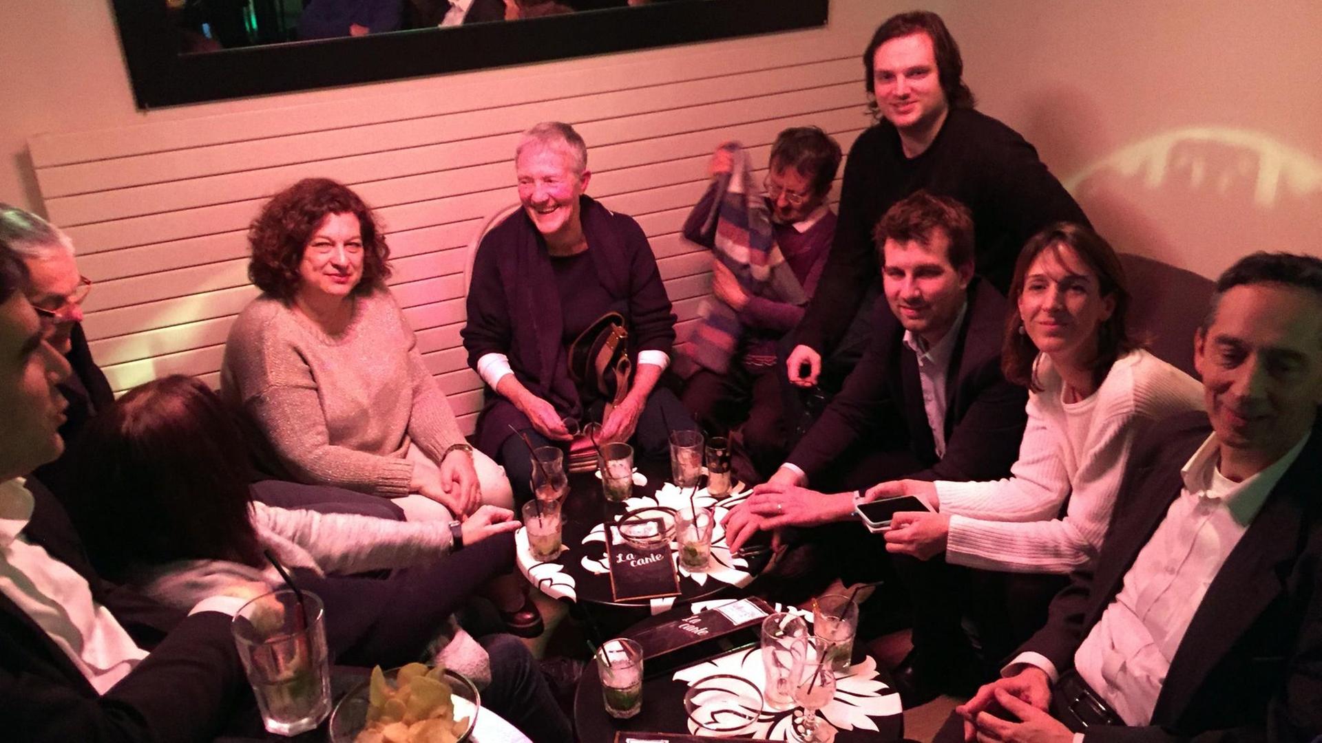 Männer und Frauen des Ortsvereins Issy-Les-Moulineaux des französischen Parti Socialiste treffen sich in einer Kneipe Männer und Frauen des Ortsvereins Issy-Les-Moulineaux des französischen Parti Socialiste treffen sich in einer Kneipe