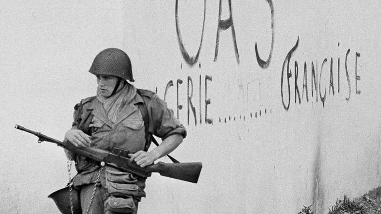 Ein Soldat vor einer Hauswand. Ein Soldat vor einer Hauswand.
