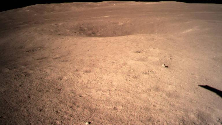 Dieses Bild hat die chinesische Sonde "Chang'e 4" von der erdabgewandten Seite des Mondes gemacht. Zu sehen ist ein Krater.