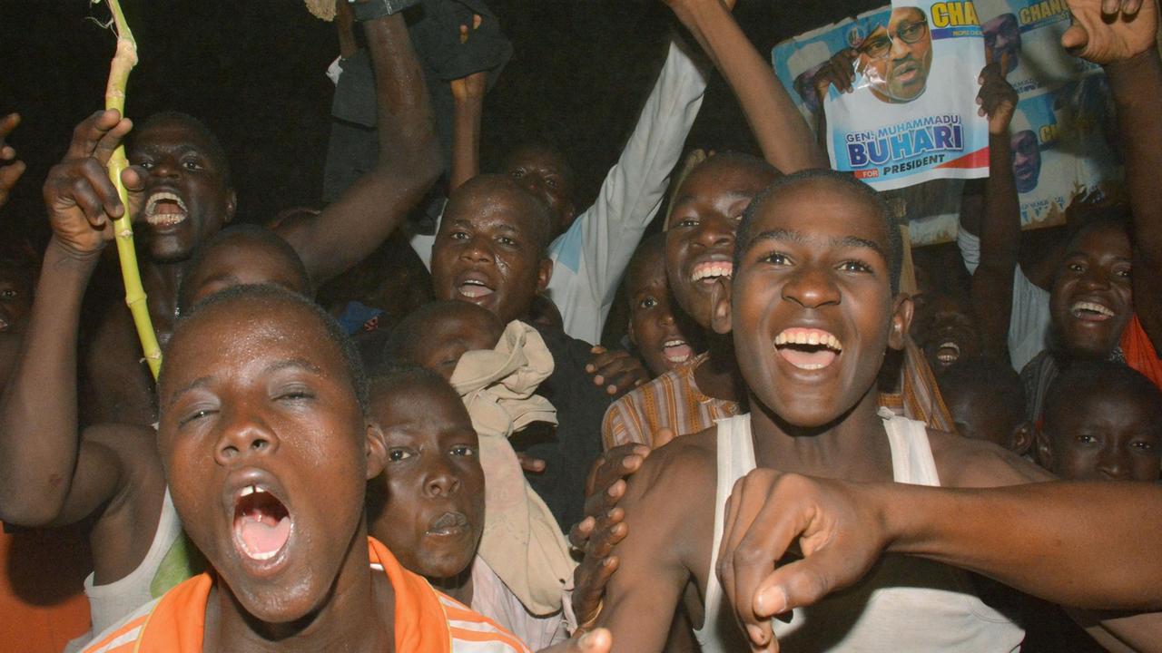 Jubelnde Menschen nach dem Sieg von Muhammadu Buhari in Nigeria Jubelnde Menschen nach dem Sieg von Muhammadu Buhari in Nigeria