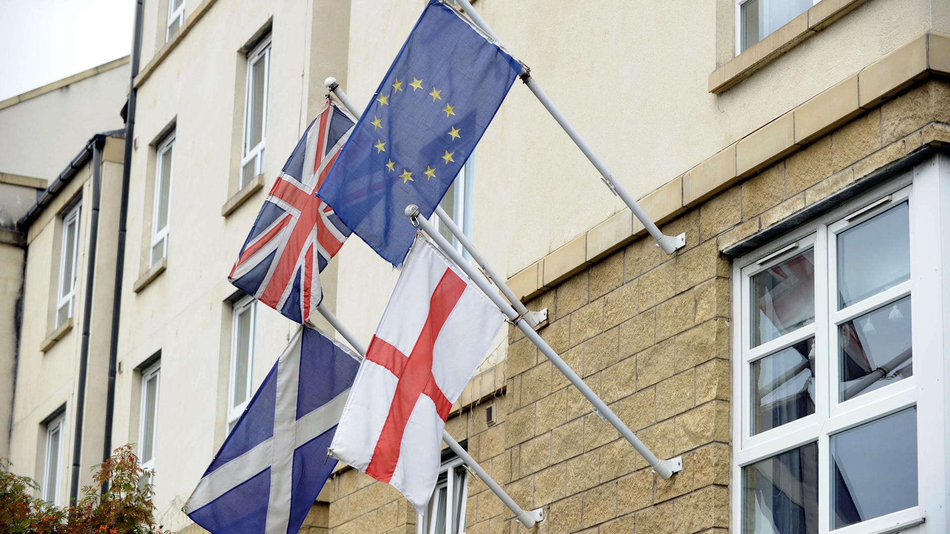 Die Fahnen Schottlands, Englands, des Vereinigten Königreichs und der EU an einem Gebäude in Edinburg.