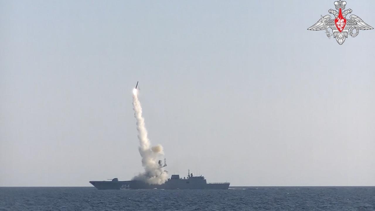 Ein russisches Kriegsschiff feuert eine Hyperschall-Rakete ab. Es handelt sich um ein Bild, das das russische Verteidigungsministerium herausgegeben hat.