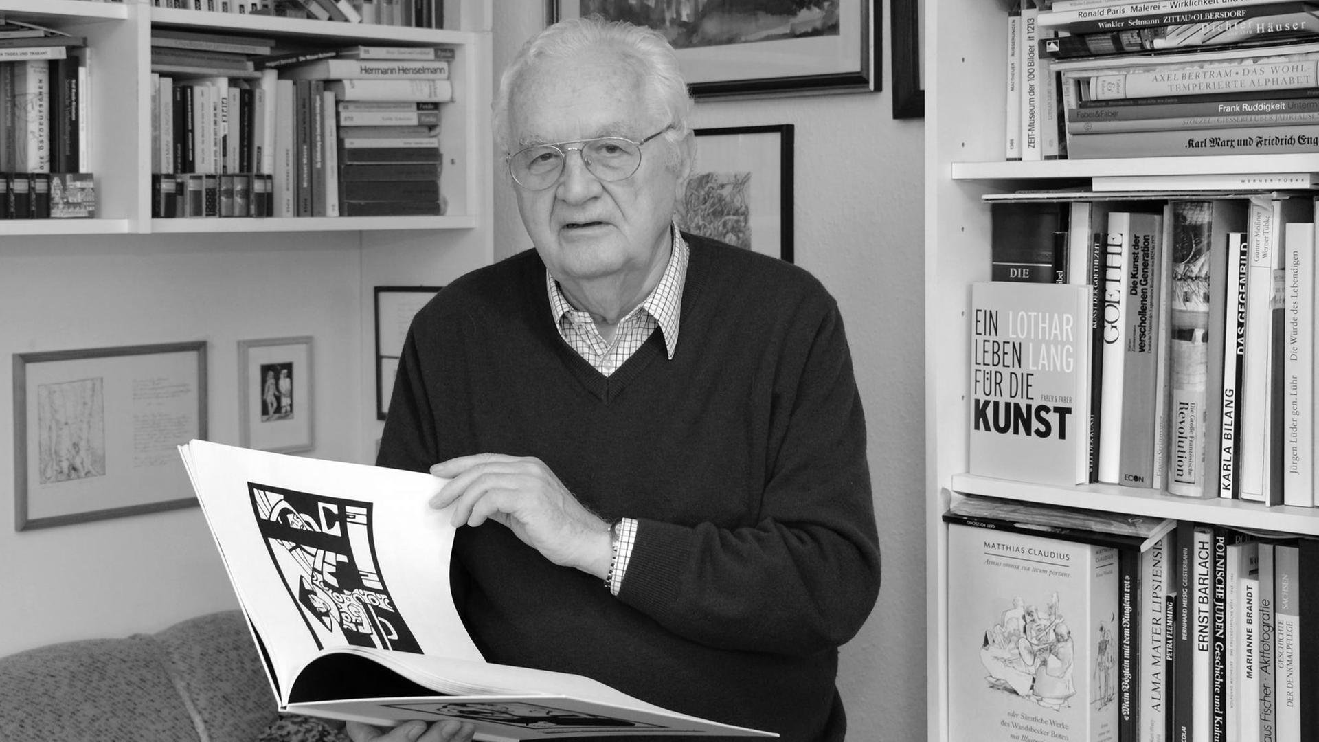ARCHIV - Der Schriftsteller Helmut Richter blättert am 08.11.2013 in seiner Wohnung in Leipzig in einem Buch. ARCHIV - Der Schriftsteller Helmut Richter blättert am 08.11.2013 in seiner Wohnung in Leipzig in einem Buch.