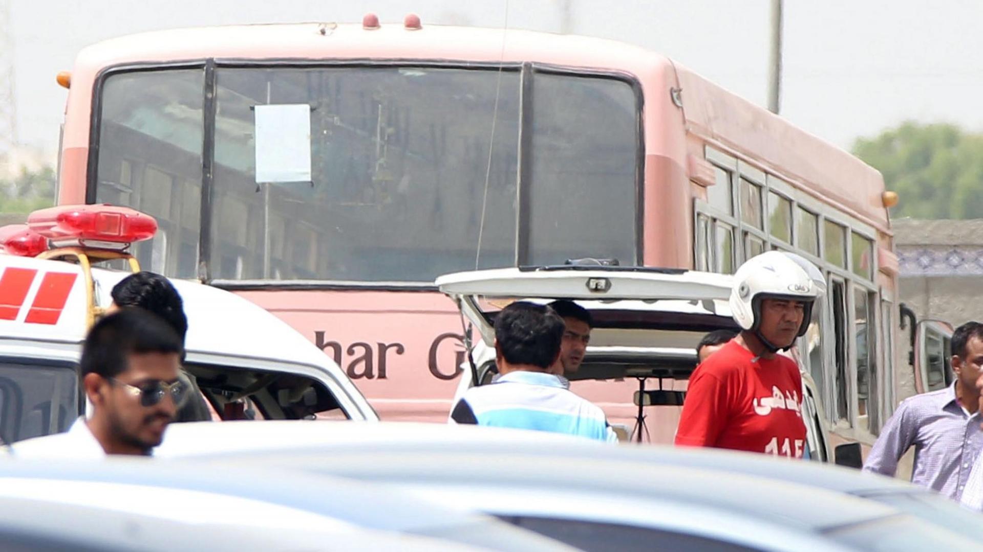 Mindestens 43 Menschen starben bei einem Angriff auf diesen Bus in Karachi in Pakistan. Mindestens 43 Menschen starben bei einem Angriff auf diesen Bus in Karachi in Pakistan.