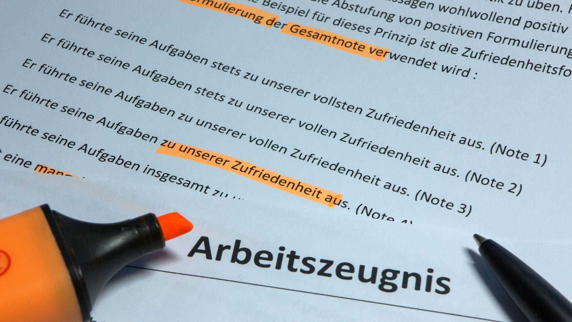 In einem Arbeitszeugnis ist die Formulierung "zu unserer vollsten Zufriedenheit" mit einem Marker angestrichen worden. In einem Arbeitszeugnis ist die Formulierung "zu unserer vollsten Zufriedenheit" mit einem Marker angestrichen worden.