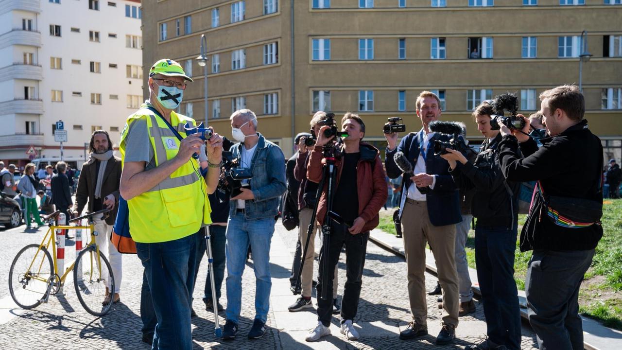 Menschen stehen bei einer unerlaubten Demonstration auf dem Rosa-Luxemburg-Platz. In Berlin-Mitte haben sich am mehrere Hundert Menschen an einer unerlaubten Demonstration beteiligt. Menschen stehen bei einer unerlaubten Demonstration auf dem Rosa-Luxemburg-Platz. In Berlin-Mitte haben sich am mehrere Hundert Menschen an einer unerlaubten Demonstration beteiligt.