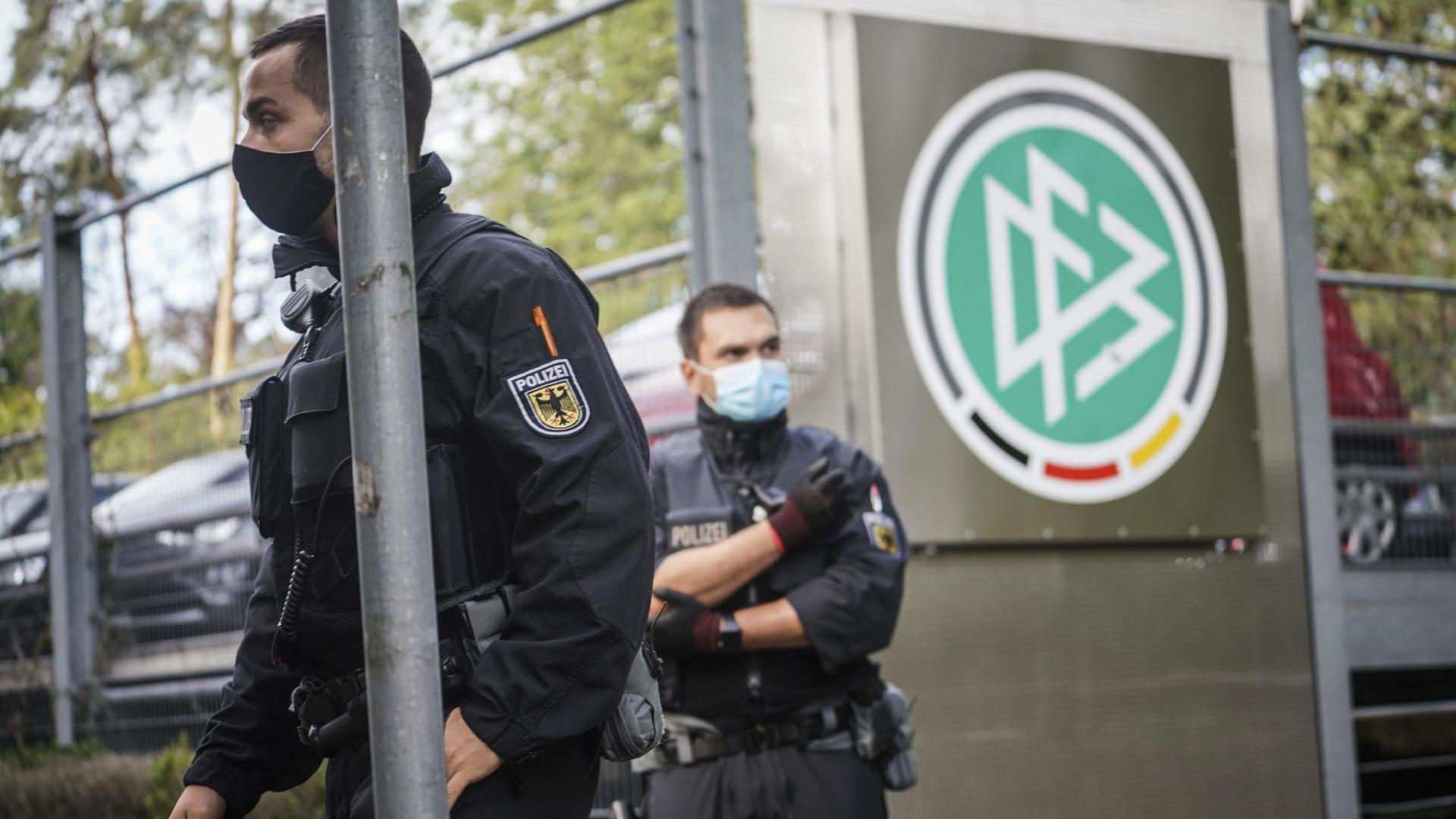 Frankfurt/Main: Polizei steht vor der DFB-Zentrale. Frankfurt/Main: Polizei steht vor der DFB-Zentrale.