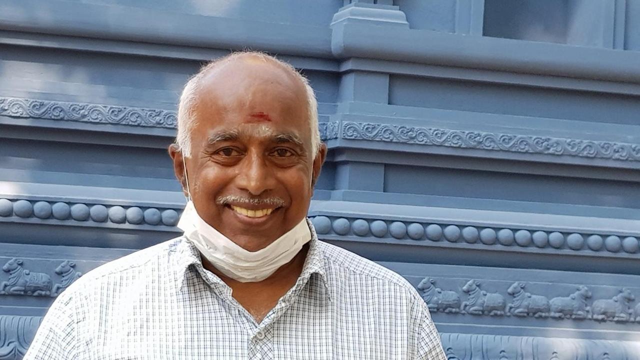 Porträt von Vilvanathan Krishnamurti vor einer Säule des Sri Ganesha Hindu-Tempels in Berlin-Neukölln. Er hat eine Schutzmaske, die er wegen der Coronaviruspandemie trägt, unter das Kinn geschoben. Porträt von Vilvanathan Krishnamurti vor einer Säule des Sri Ganesha Hindu-Tempels in Berlin-Neukölln. Er hat eine Schutzmaske, die er wegen der Coronaviruspandemie trägt, unter das Kinn geschoben.