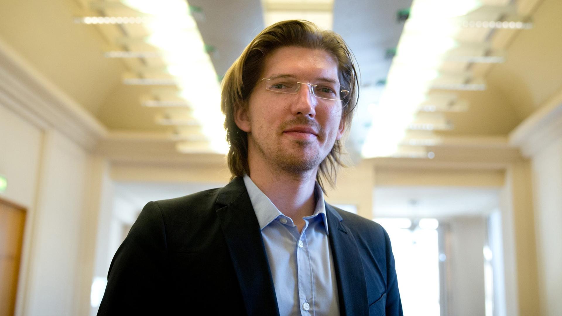 Der Vorsitzende des Untersuchungsausschusses des Berliner Abgeordnetenhauses zum Flughafen BER, Martin Delius (Piraten), blickt am 14.03.2014 im Abgeordnetenhaus in Berlin zu Beginn der Sitzung des Ausschusses in die Kamera des Fotografen. Foto: Kay Nietfeld/dpa Der Vorsitzende des Untersuchungsausschusses des Berliner Abgeordnetenhauses zum Flughafen BER, Martin Delius (Piraten), blickt am 14.03.2014 im Abgeordnetenhaus in Berlin zu Beginn der Sitzung des Ausschusses in die Kamera des Fotografen. Foto: Kay Nietfeld/dpa