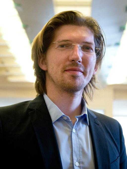 Der Vorsitzende des Untersuchungsausschusses des Berliner Abgeordnetenhauses zum Flughafen BER, Martin Delius (Piraten), blickt am 14.03.2014 im Abgeordnetenhaus in Berlin zu Beginn der Sitzung des Ausschusses in die Kamera des Fotografen. Foto: Kay Nietfeld/dpa