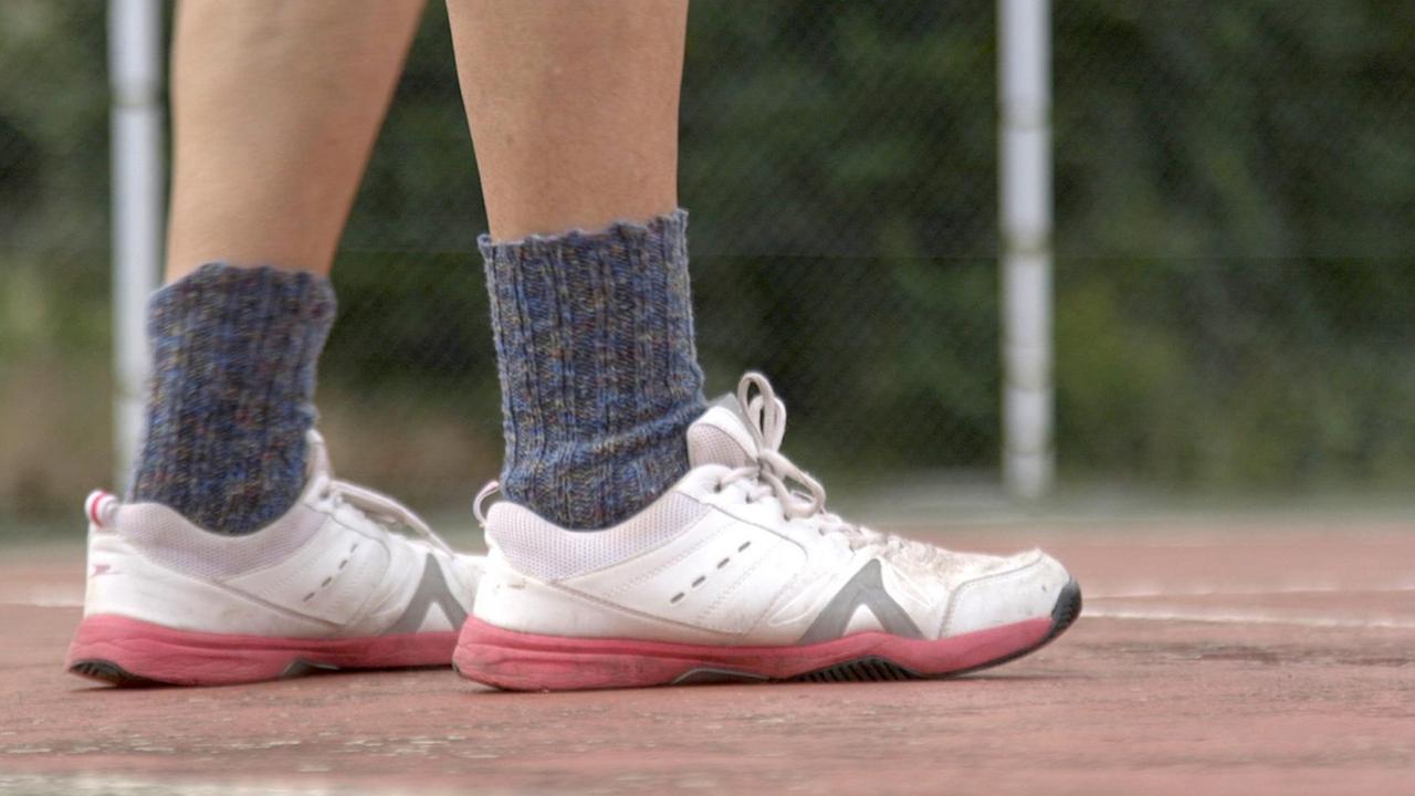Ein paar Tennisschuhe und dicke Socken. Ein paar Tennisschuhe und dicke Socken.