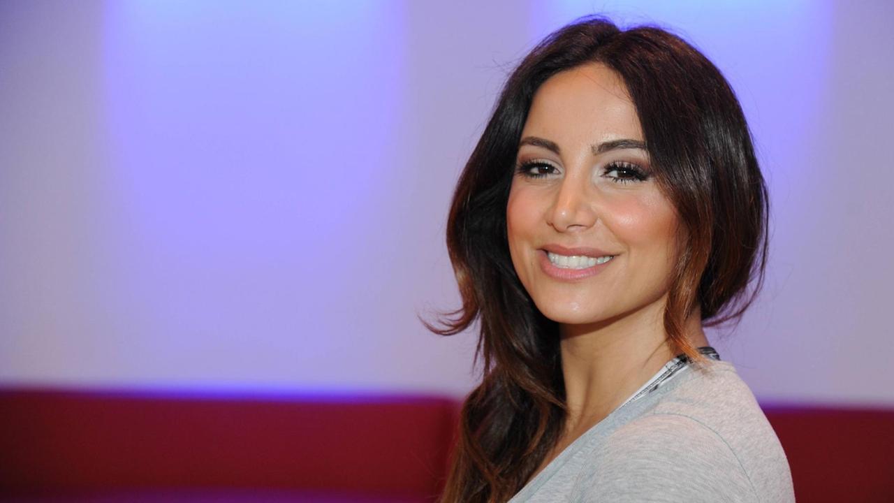 Enissa Amani blickt über die linke Schulter in die Kamera. Enissa Amani blickt über die linke Schulter in die Kamera.
