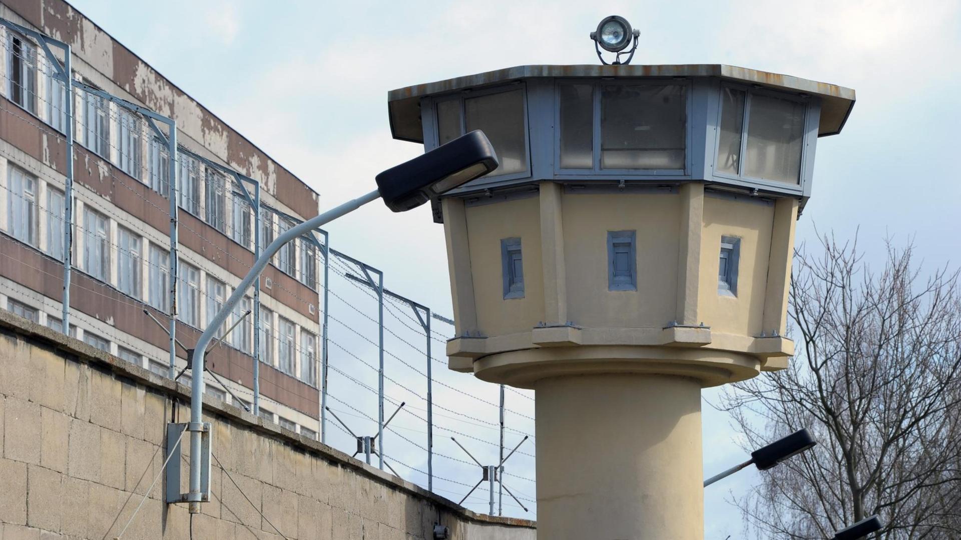 Das frühere Gefängnis der Staatssicherheit der DDR in Berlin-Hohenschönhausen, aufgenommen am 11.03.2012. In der Genslerstrasse befindet sich heute der Eingang zur Gedenkstätte. Das frühere Gefängnis der Staatssicherheit der DDR in Berlin-Hohenschönhausen, aufgenommen am 11.03.2012. In der Genslerstrasse befindet sich heute der Eingang zur Gedenkstätte.