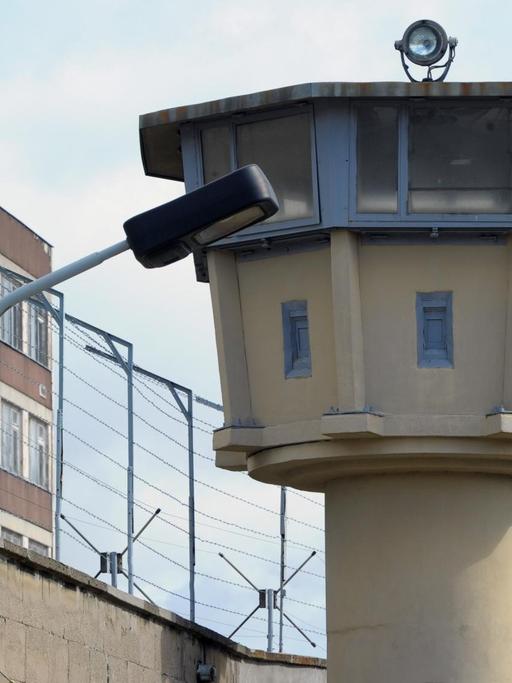 Das frühere Gefängnis der Staatssicherheit der DDR in Berlin-Hohenschönhausen, aufgenommen am 11.03.2012. In der Genslerstrasse befindet sich heute der Eingang zur Gedenkstätte.