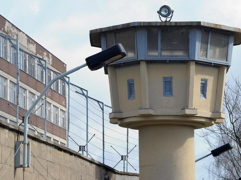 Das frühere Gefängnis der Staatssicherheit der DDR in Berlin-Hohenschönhausen, aufgenommen am 11.03.2012. In der Genslerstrasse befindet sich heute der Eingang zur Gedenkstätte.