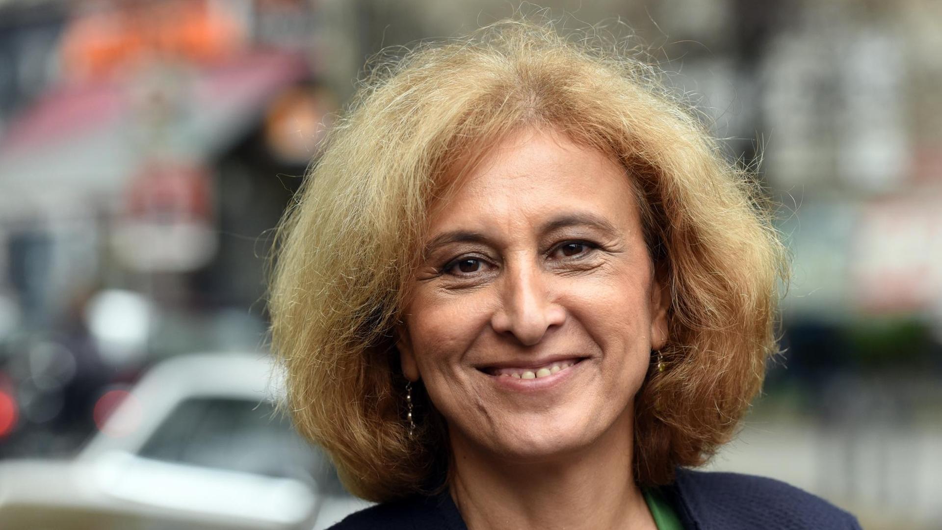 Canan Bayram, Bundestagskandidatin von Bundnis 90/Die Grünen für den Berliner Wahlbezirk Friedrichshain-Kreuzberg, lächelt am 21.08.2017 in Berlin während eines Spaziergangs durch Kreuzberg. Canan Bayram, Bundestagskandidatin von Bundnis 90/Die Grünen für den Berliner Wahlbezirk Friedrichshain-Kreuzberg, lächelt am 21.08.2017 in Berlin während eines Spaziergangs durch Kreuzberg.