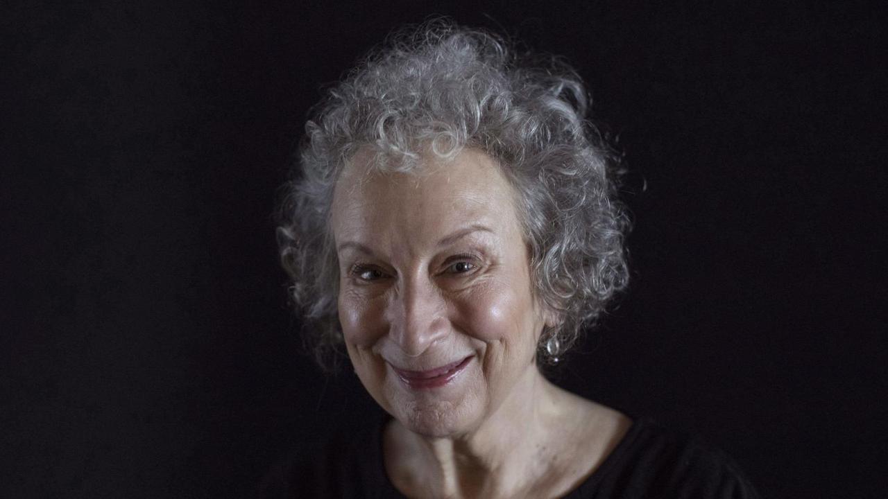 Ein Porträt der kanadischen Schriftstellerin Margaret Atwood. Ein Porträt der kanadischen Schriftstellerin Margaret Atwood.
