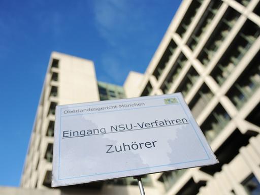 Ein Schild mit der Aufschrift "Eingang NSU-Verfahren Zuhörer" steht vor dem Strafjustizzentrum in München (Bayern).