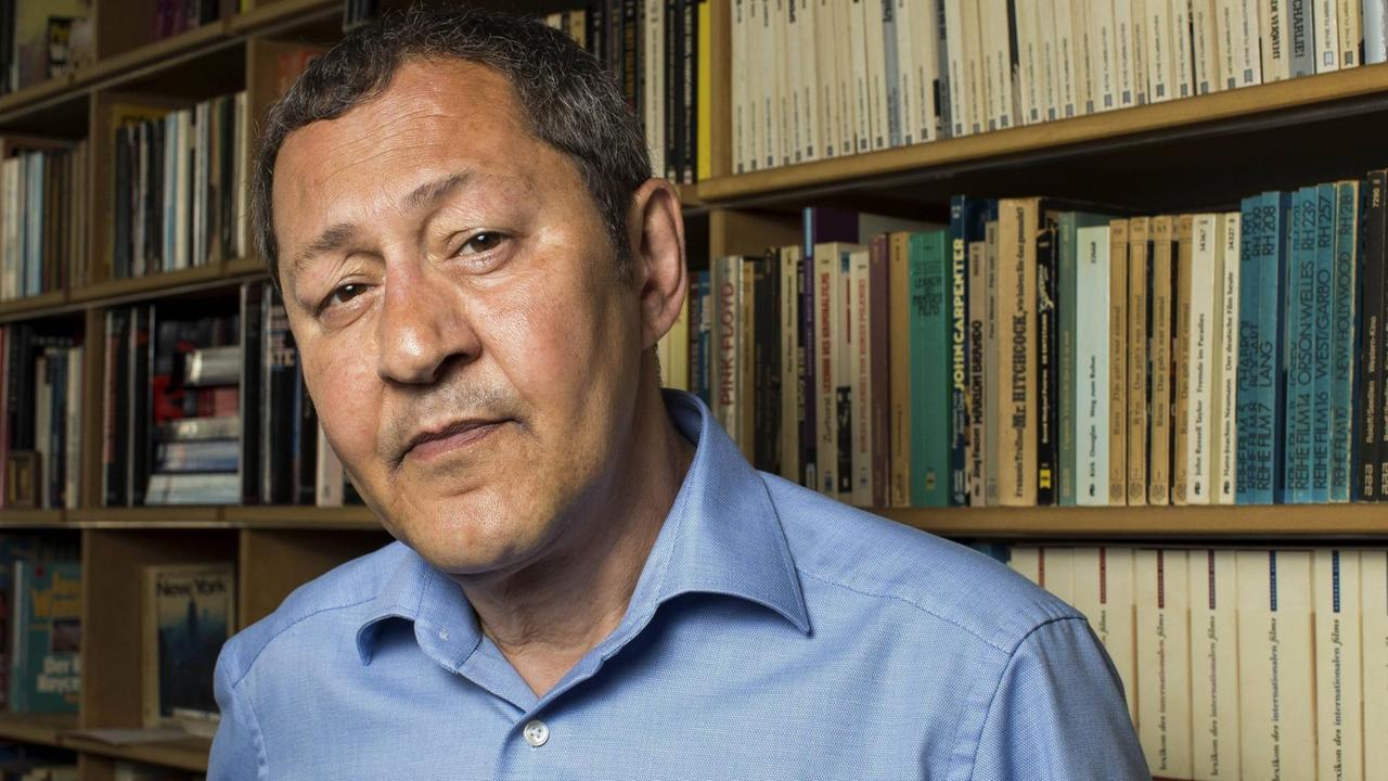 Das Bild zeigt Akif Pirincci in seinem Haus in Bonn im Mai 2016. Das Bild zeigt Akif Pirincci in seinem Haus in Bonn im Mai 2016.
