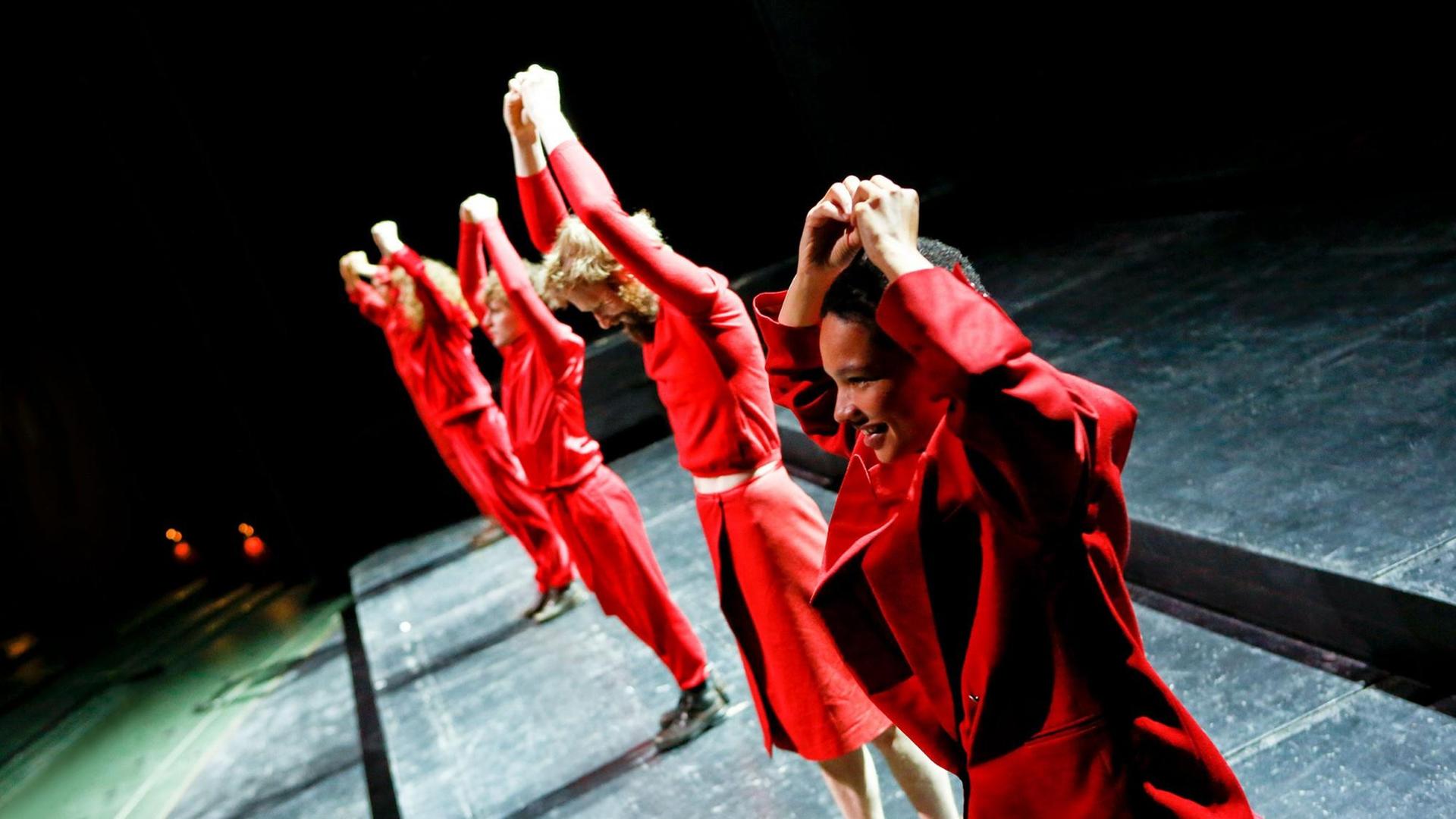 Szenenbild aus "Die Befristeten". Mit dem Stück von Elias Canetti in der Regie von Johan Simons öffnet das Schauspielhaus Bochum am 10.6.2020 wieder für das Publikum. Szenenbild aus "Die Befristeten". Mit dem Stück von Elias Canetti in der Regie von Johan Simons öffnet das Schauspielhaus Bochum am 10.6.2020 wieder für das Publikum.