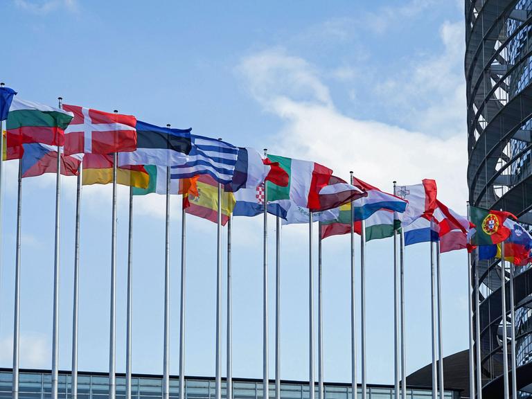 Europäische Nationalflaggen wehen am 10.10.2015 vor dem Hauptsitz des Europäischen Parlaments im französischen Straßburg.