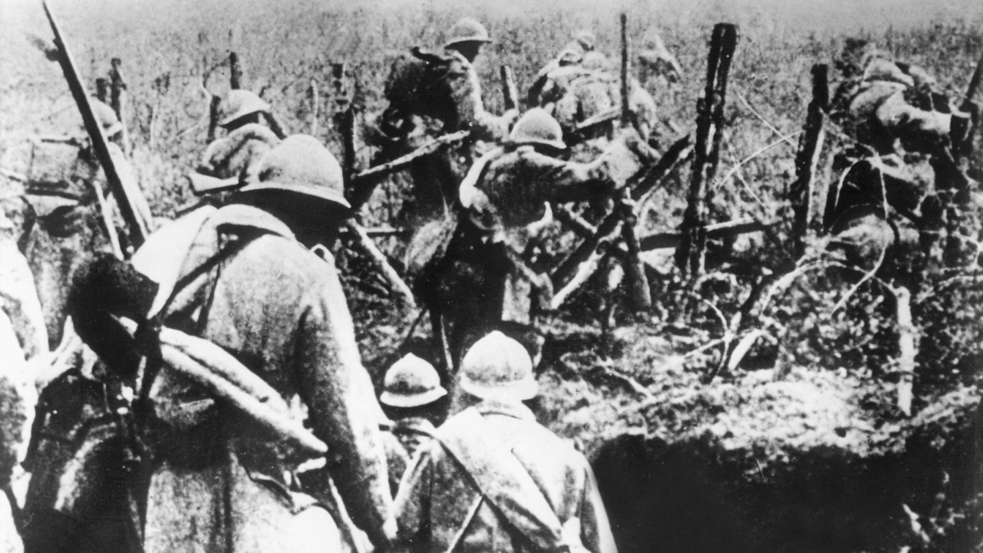 Französische Infanterie während der Schlacht um Verdun im Jahr 1916. Französische Infanterie während der Schlacht um Verdun im Jahr 1916.