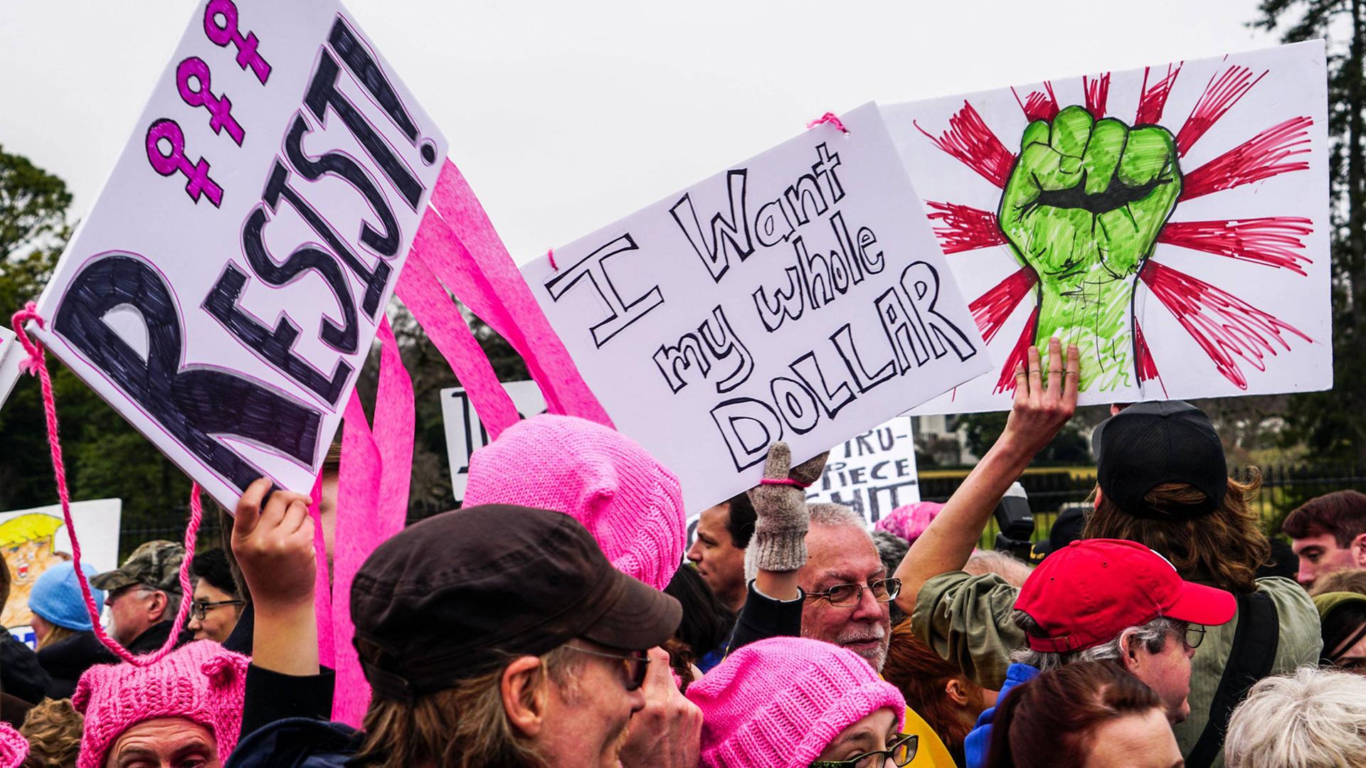 Demonstranten mit Slogans und pinkfarbenen Mützen beim Women's March, aufgenommen am 21.1.2017 in Washington, USA.