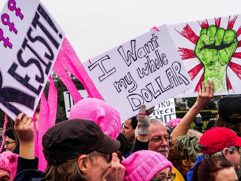 Demonstranten mit Slogans und pinkfarbenen Mützen beim Women's March, aufgenommen am 21.1.2017 in Washington, USA.