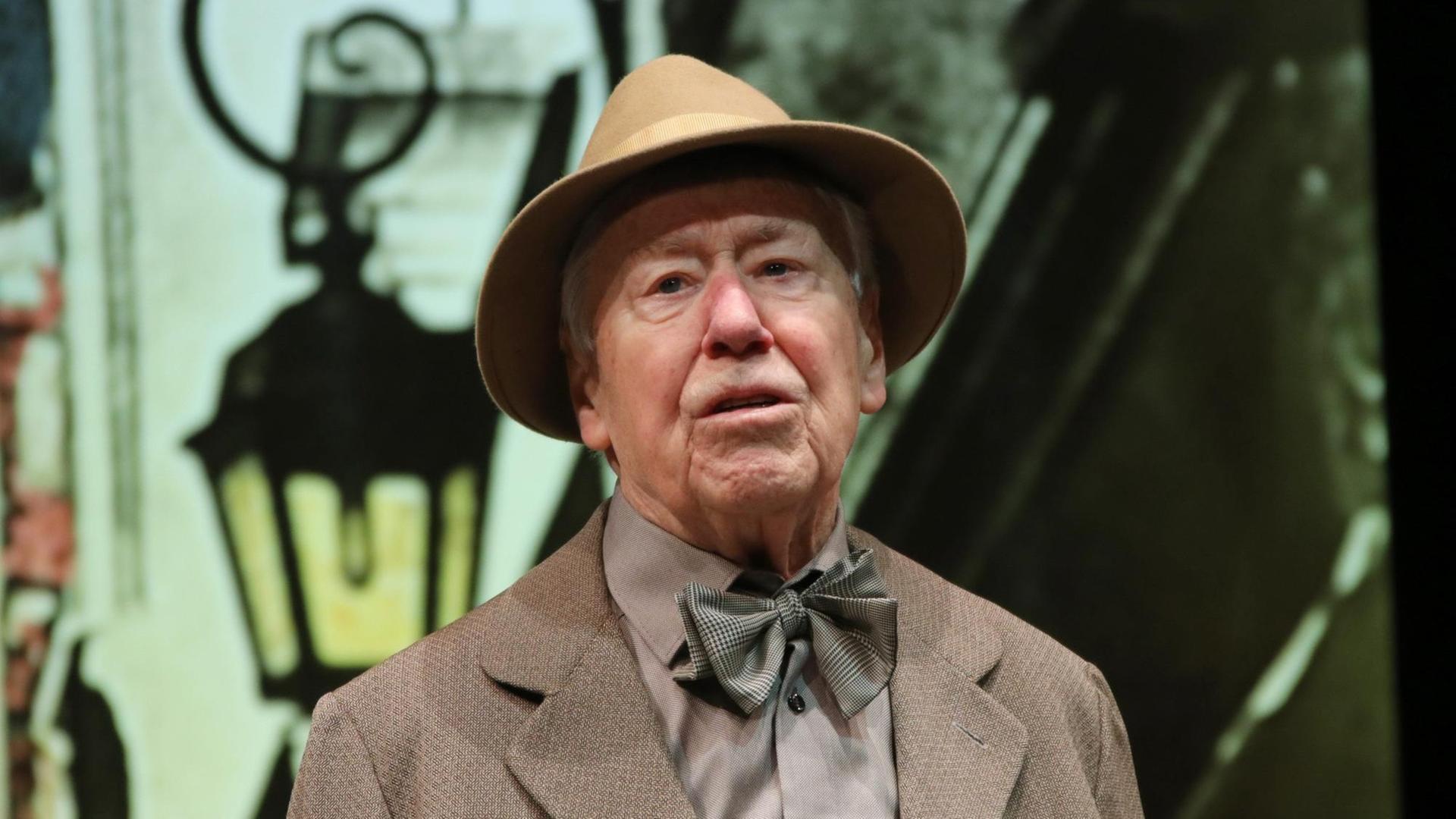 Jürgen Thormann bei einer Fotoprobe für das Stück "Jacobowsky und der Oberst" in der Komödie Winterhuder Fährhaus in Hamburg. Jürgen Thormann bei einer Fotoprobe für das Stück "Jacobowsky und der Oberst" in der Komödie Winterhuder Fährhaus in Hamburg.