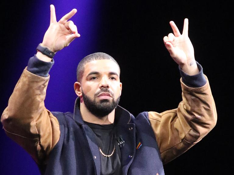 Rapper Drake tritt am 08.06.2015 auf der Apple-Entwicklerkonferenz WWDC 2015 im Moscone Center West in San Francisco auf.