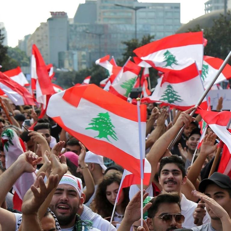 Demonstranten in Beirut schwenken libanesische Flaggen während eines Protests. 