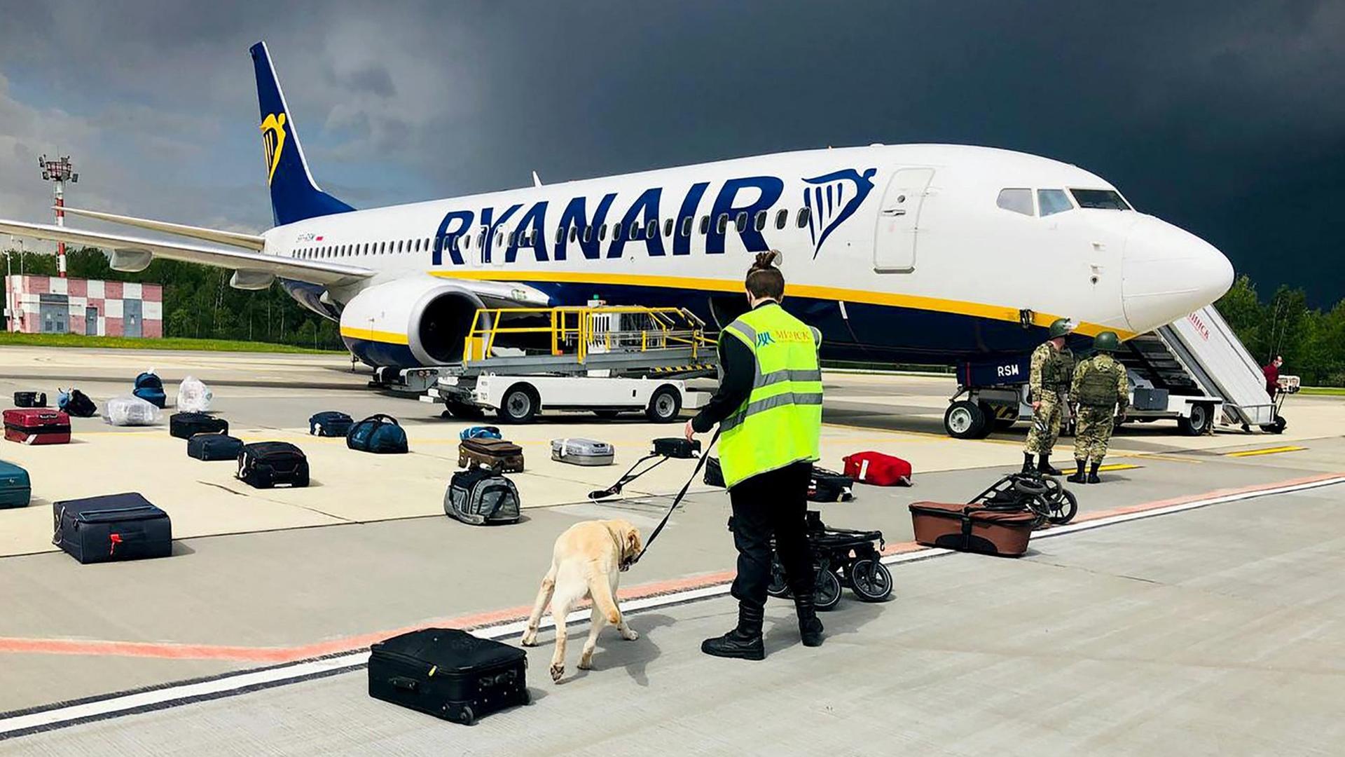 Die offenbar erzwungene Landung einer Ryanair-Maschine in Belarus sorgt international für Entsetzen. Die offenbar erzwungene Landung einer Ryanair-Maschine in Belarus sorgt international für Entsetzen.