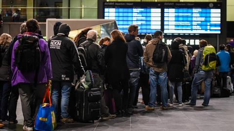 Fahrgäste stehen am 05.10.2017 auf dem Hauptbahnhof in Berlin in einer Warteschlange an einem Informationsschalter der Deutschen Bahn an.