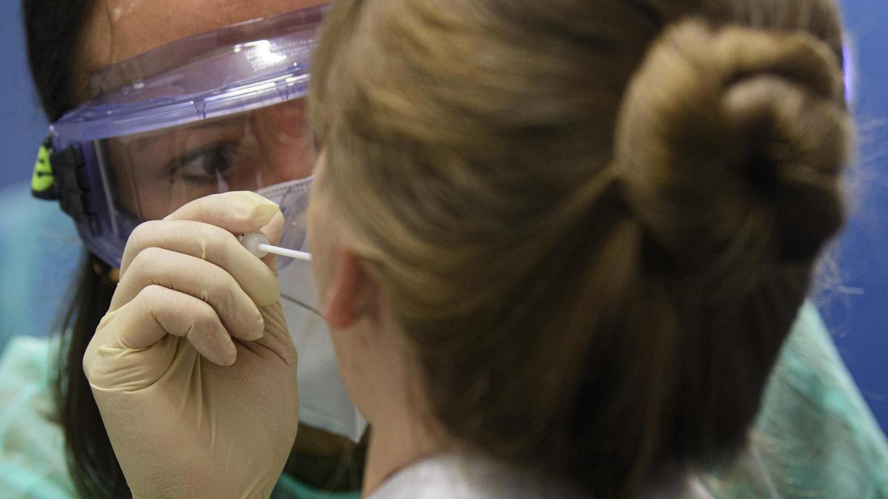 03.08.2020 - Ärztin bei einem Abstrich für einen Test auf COVID-19 am Flughafen Dresden