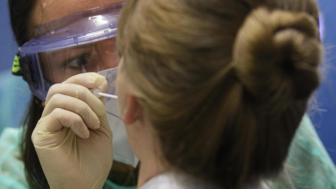 03.08.2020 - Ärztin bei einem Abstrich für einen Test auf COVID-19 am Flughafen Dresden 03.08.2020 - Ärztin bei einem Abstrich für einen Test auf COVID-19 am Flughafen Dresden