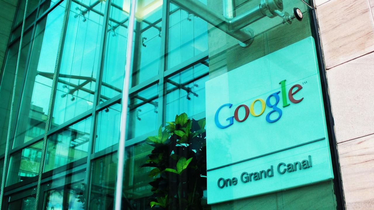 Das Firmenlogo von Google ist an einem Bürogebäude in Dublin zu sehen. Das Firmenlogo von Google ist an einem Bürogebäude in Dublin zu sehen.