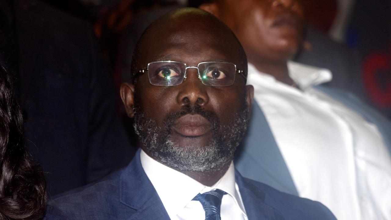 Der ehemalige Fußball-Profi George Weah während der Bekanntgabe der Wahlergebnisse in der Hauptstadt Monrovia. Der ehemalige Fußball-Profi George Weah während der Bekanntgabe der Wahlergebnisse in der Hauptstadt Monrovia.