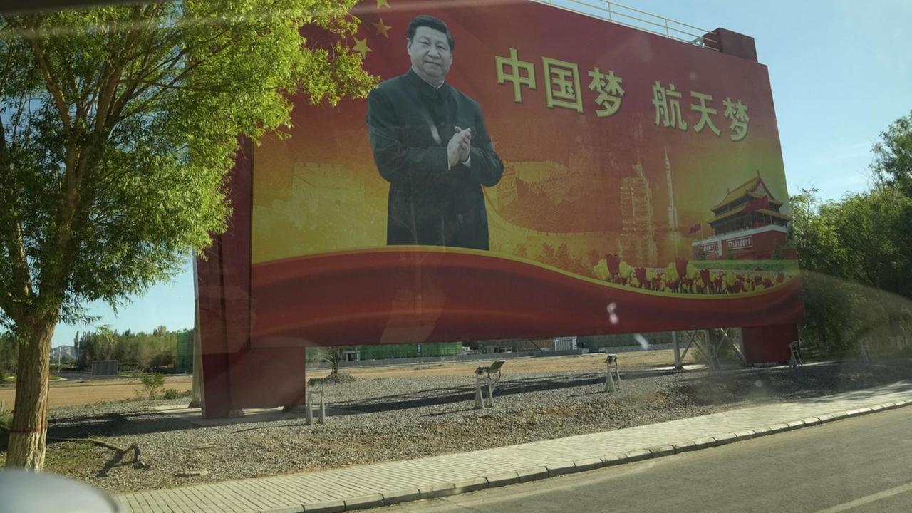 Der chinesische Präsident Xi Jiping auf einem chinesischen Propagandaplakat in China Der chinesische Präsident Xi Jiping auf einem chinesischen Propagandaplakat in China