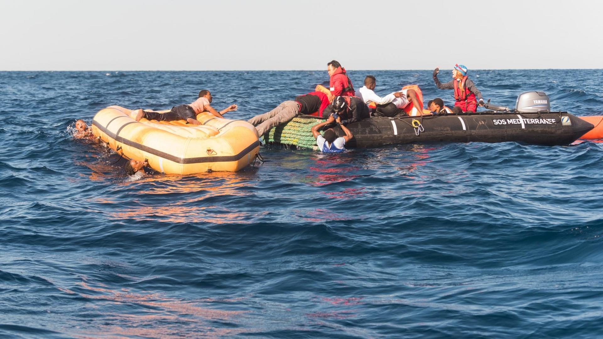 Such- und Rettungsmission im Mittelmeer vor der libyschen Küste am 27. Januar 2018. Zu sehen sind zwei Schlauchboote mit Menschen an Bord. Such- und Rettungsmission im Mittelmeer vor der libyschen Küste am 27. Januar 2018. Zu sehen sind zwei Schlauchboote mit Menschen an Bord.