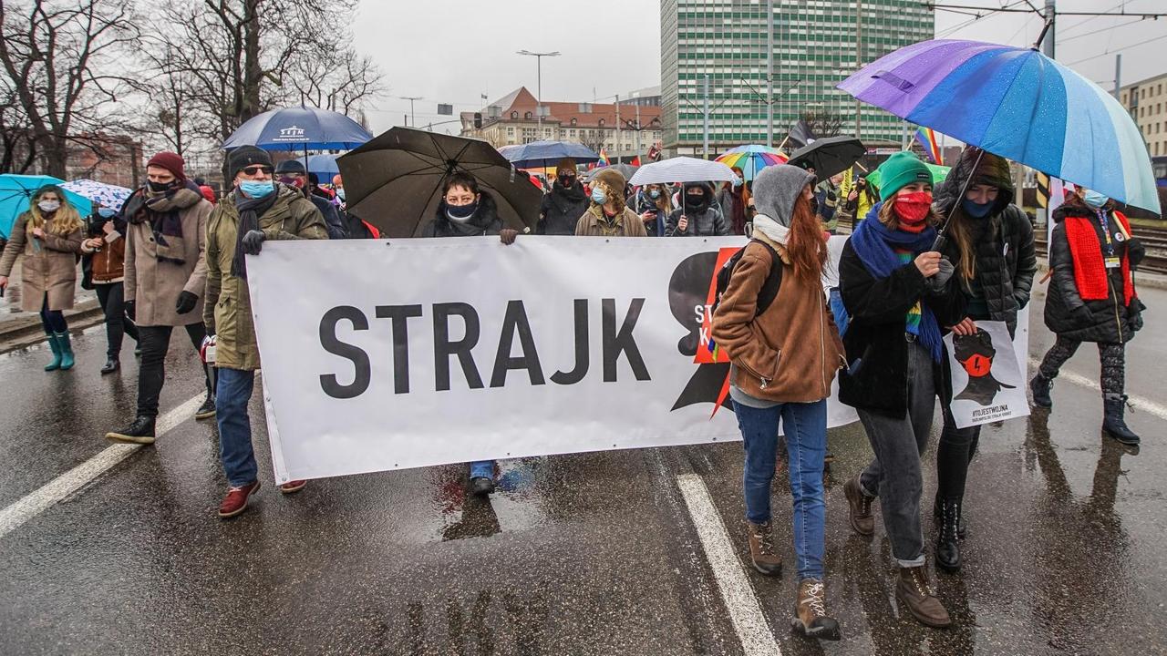 Demonstranten in Danzig wenden sich anlässlich des Weltfrauentags gegen die Verschärfung des Abtreibungsrechts in Polen.
