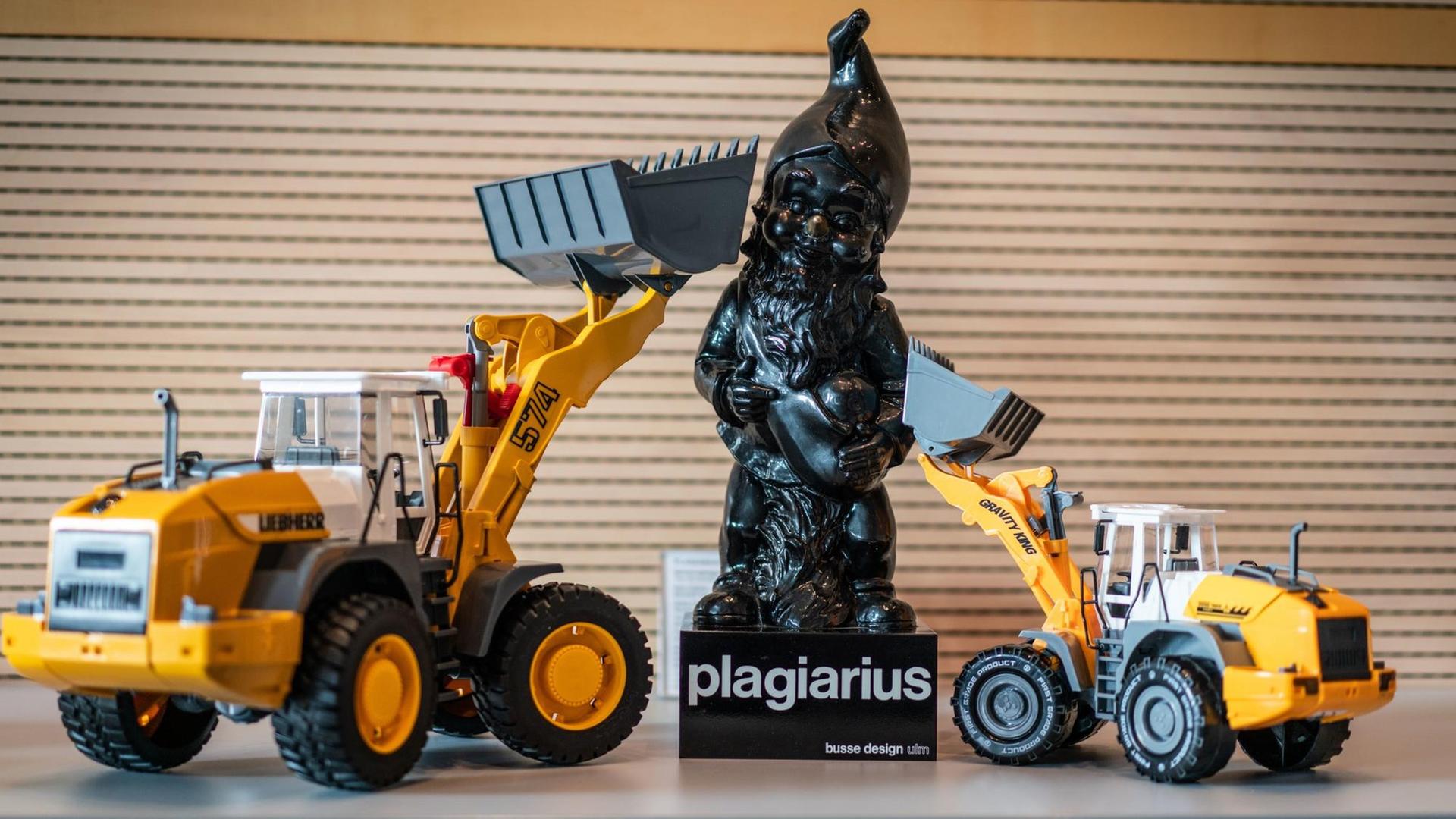 Hessen, Frankfurt/Main: Nebeneinander stehen auf der Messe Ambiente bei einer Pressekonferenz für den Negativ-Preis "Plagiarius" (M) das Original eines Spielzeugbaggers der Firma Bruder Spielwaren aus Fürth (l) und das Plagiat einer chinesischen Firma (r). Für diese Fälschung wurde der zweite Preis verliehen. Bereits seit 1977 vergibt die Aktion Plagiarius den gefürchteten Schmäh-Preis an Hersteller und Händler besonders dreister Nachahmungen und Fälschungen. Hessen, Frankfurt/Main: Nebeneinander stehen auf der Messe Ambiente bei einer Pressekonferenz für den Negativ-Preis "Plagiarius" (M) das Original eines Spielzeugbaggers der Firma Bruder Spielwaren aus Fürth (l) und das Plagiat einer chinesischen Firma (r). Für diese Fälschung wurde der zweite Preis verliehen. Bereits seit 1977 vergibt die Aktion Plagiarius den gefürchteten Schmäh-Preis an Hersteller und Händler besonders dreister Nachahmungen und Fälschungen.