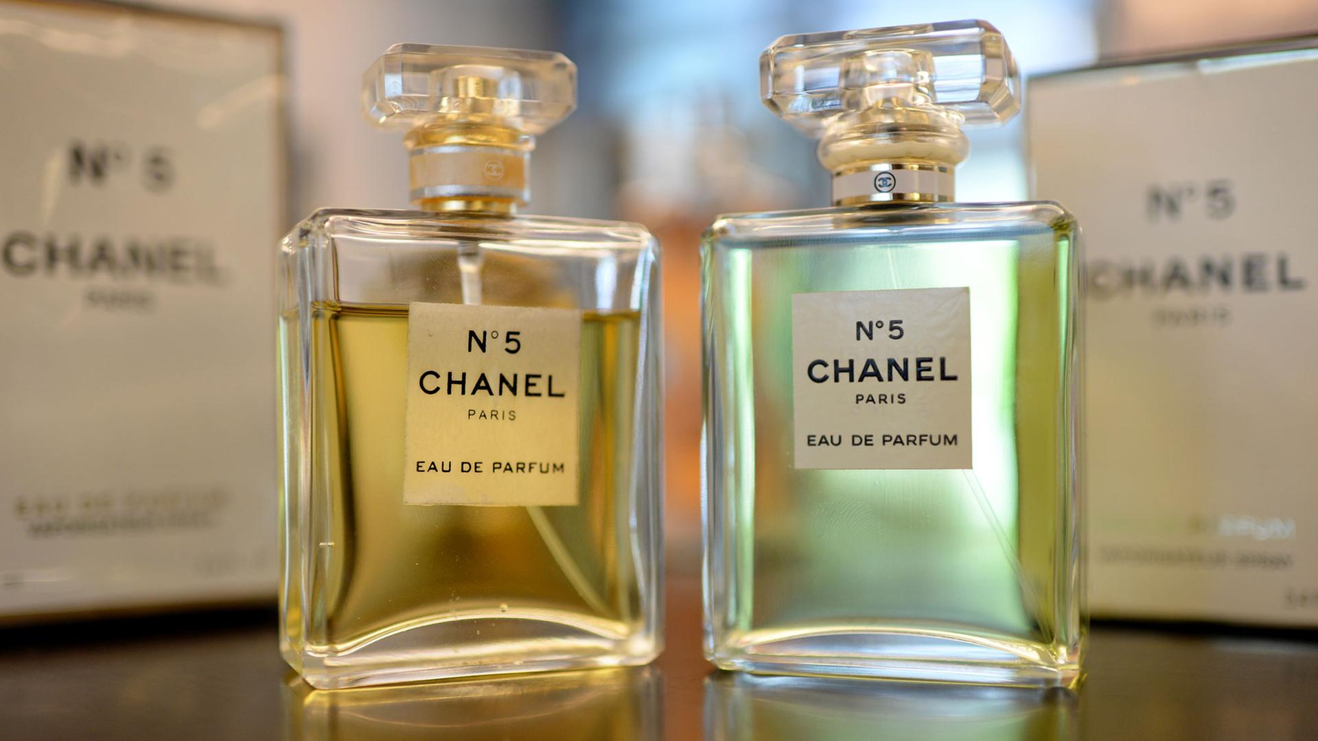 Die Fälschung eines Chanel-Parfums (l) neben dem Original