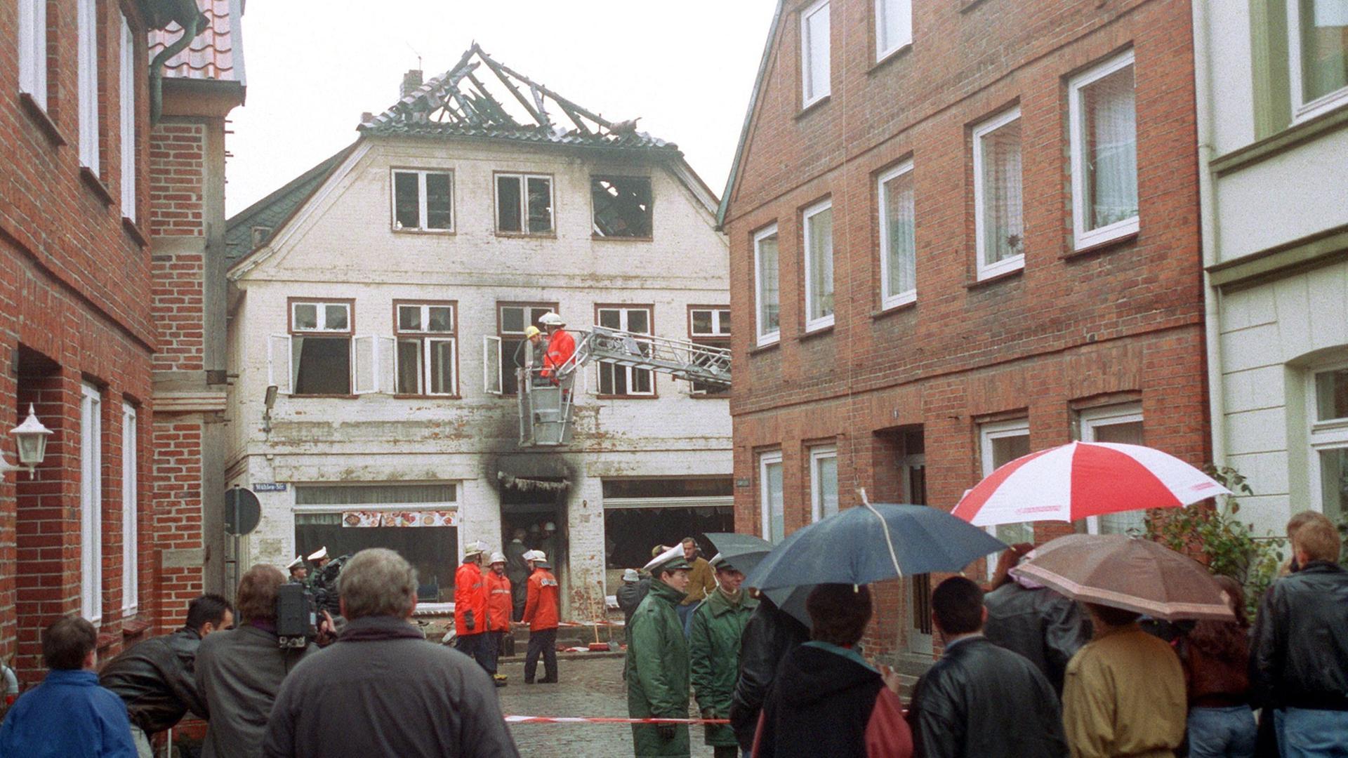Blick auf das ausgebrannte Haus in Mölln, in dem in der Nacht zum 23. November 1992 drei Menschen ums Leben gekommen sind.