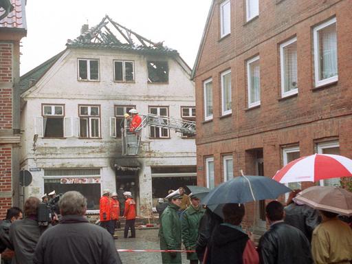Blick auf das ausgebrannte Haus in Mölln, in dem in der Nacht zum 23. November 1992 drei Menschen ums Leben gekommen sind.