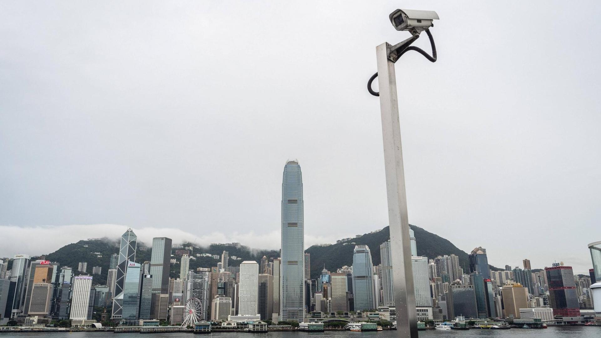 Kamera vor der Skyline des Hongkonger Hafens Kamera vor der Skyline des Hongkonger Hafens