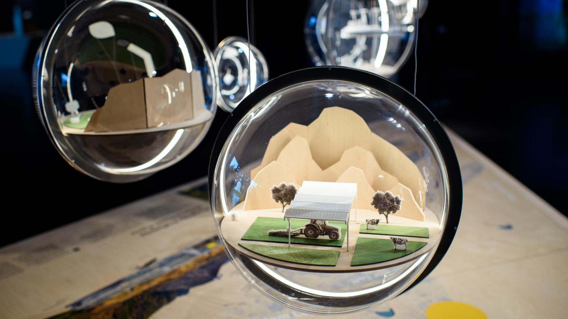 Ein kleines Modell eines Bauernhof aus dem 3D-Drucker ist im Futurium, dem Zentrum für Zukunftsgestaltung im Berliner Regierungsviertel, in einer Plexiglaskugel zu sehen.