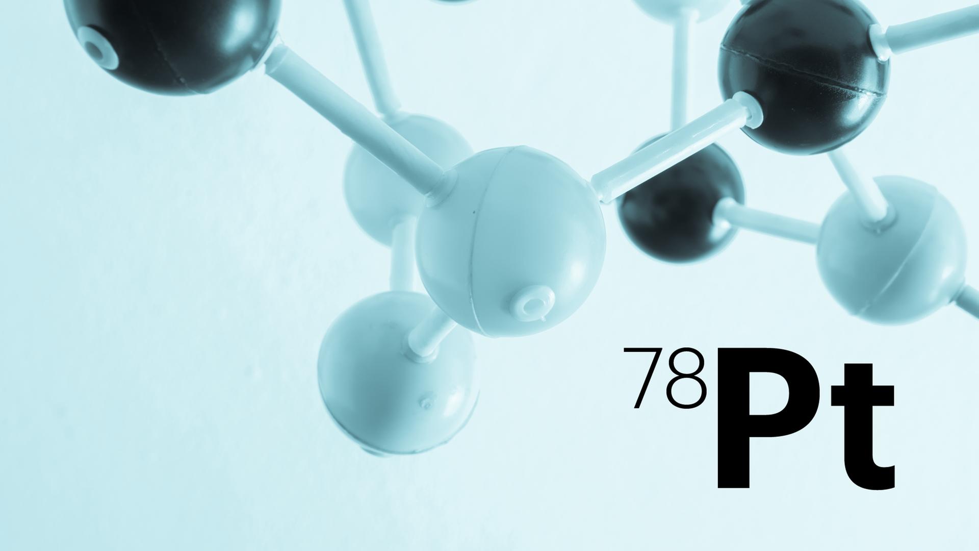 Das Modell eines Moleküls ist hinter der Abkürzung Pt (für Platin) zu sehen.