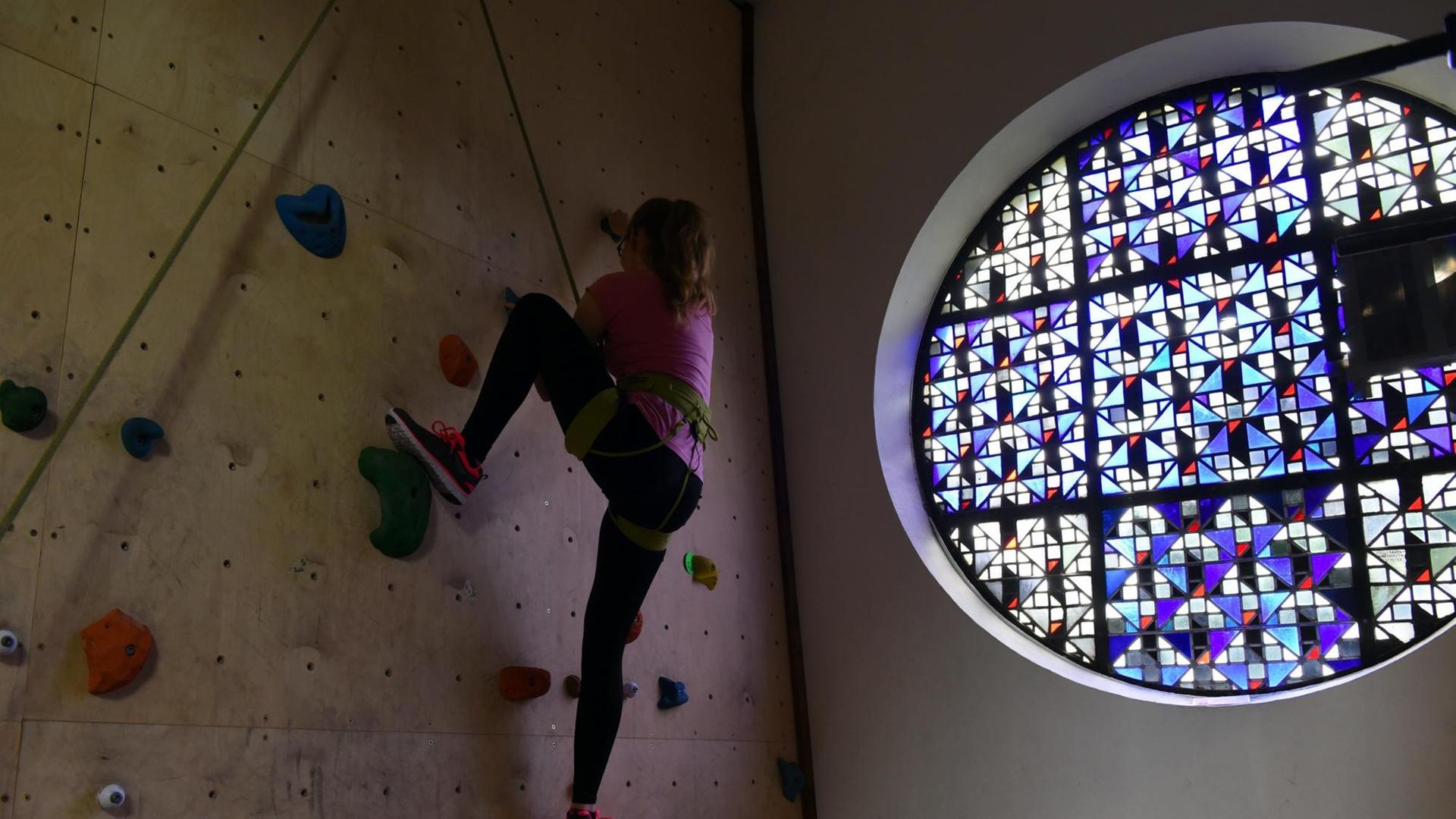 Eine Sportkletterin hängt in der ehemaligen Pfarrkirche St.Peter und heutigen "Kletterkirche" in Mönchengladbach-Waldhausen in der Kletterwand vor einem Kirchenfenster. Es ist die erste und einzige Kirche in Deutschland, in der man klettern kann. Die Kirche wurde 2007 geschlossen und 2010 als Kletterkirche wiedereröffnet. Eine Sportkletterin hängt in der ehemaligen Pfarrkirche St.Peter und heutigen "Kletterkirche" in Mönchengladbach-Waldhausen in der Kletterwand vor einem Kirchenfenster. Es ist die erste und einzige Kirche in Deutschland, in der man klettern kann. Die Kirche wurde 2007 geschlossen und 2010 als Kletterkirche wiedereröffnet.